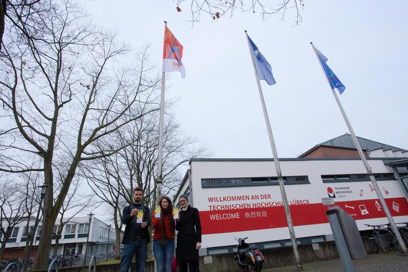 Carsten Mildner (l.), Diversitätsbeauftragter der TH Lübeck, Daphne Reim, Gleichstellungsbeauftragte der TH Lübeck und Stefanie Prüss, Beraterin für Studentisches Leben beim Studentenwerk SH präsentieren die neue Kampagne des Studentenwerks SH 