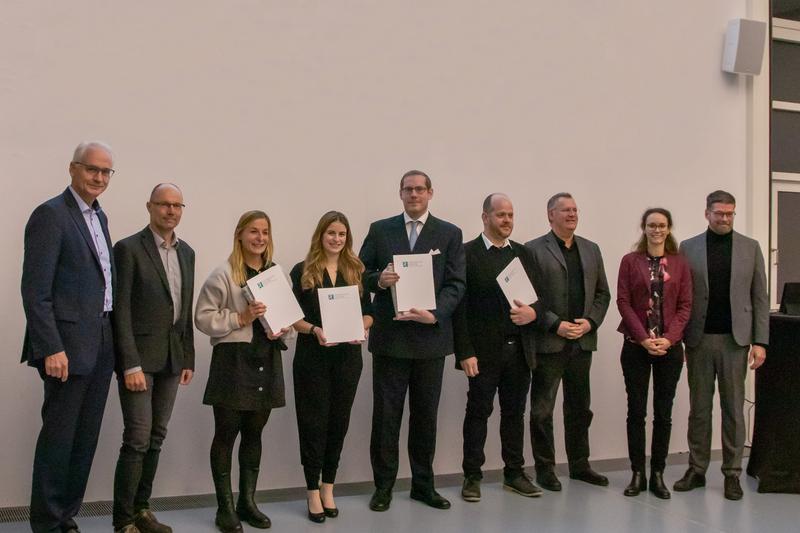 Von links: Prof. Dr. Karl Stoffel, Prof. Dr. Steffen Kröhnert, Valerie Stillger, Lea Rindsfüsser, Christoph Zepp, Daniel Greipel, Prof. Ulof Rückert, Julia Trapp, Prof. Peter Thomé. Auf dem Bild fehlen Frank Fischer, Dominik Molz und Annika Schreiber.