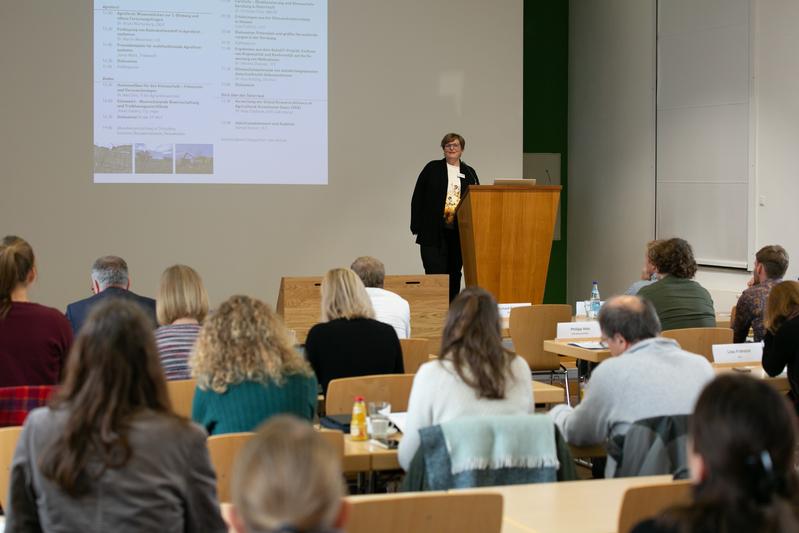 THeKLa-Projektleiterin Dr.-Ing. Daniela Dressler begrüßt die Teilnehmerinnen und Teilnehmer der Jahrestagung des bundesweiten Expertennetzwerkes THeKLa.