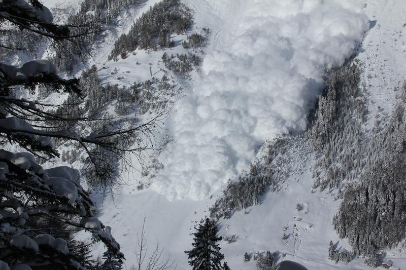 Lawinenversuch im Testgelände Vallée de la Sionne (Wallis, Schweiz, 18.01.2016))