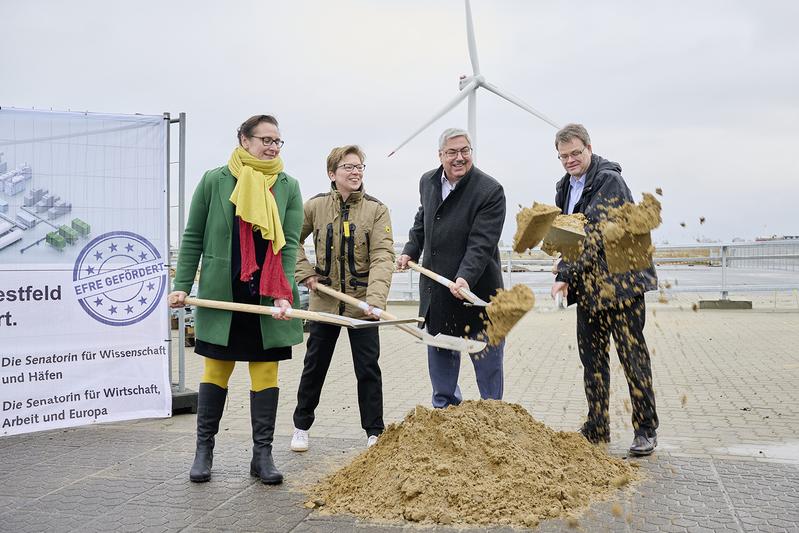 Spatenstich am Hydrogen Lab Bremerhaven (v. l.): Dr.-Ing. Sylvia Schattauer, Fraunhofer IWES, Senatorin Dr. Claudia Schilling, Oberbürgermeister Melf Grantz und Prof. Jan Wenske, Fraunhofer IWES