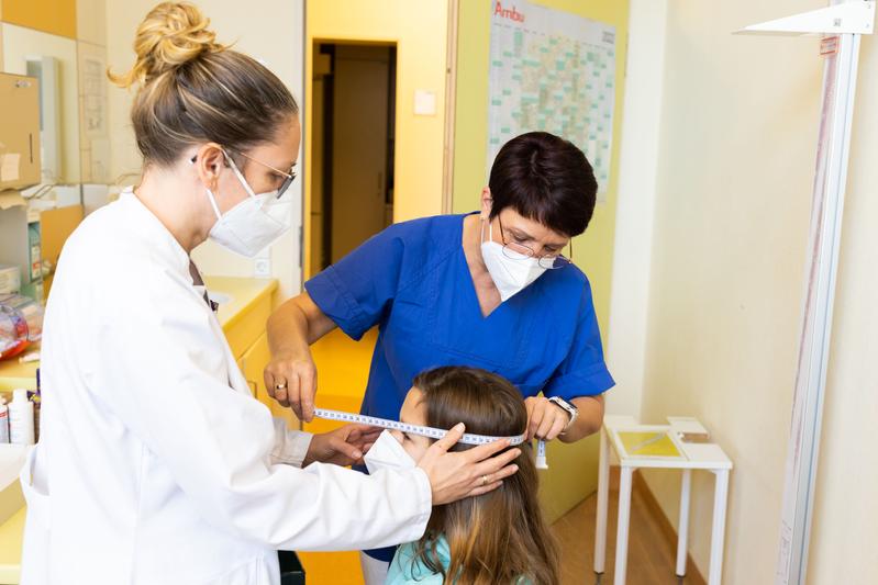 Oberärztin Dr. Katja Palm bei der Untersuchung der 9-jährigen Kleinwuchspatientin Alina in der Universitätskinderklinik Magdeburg.