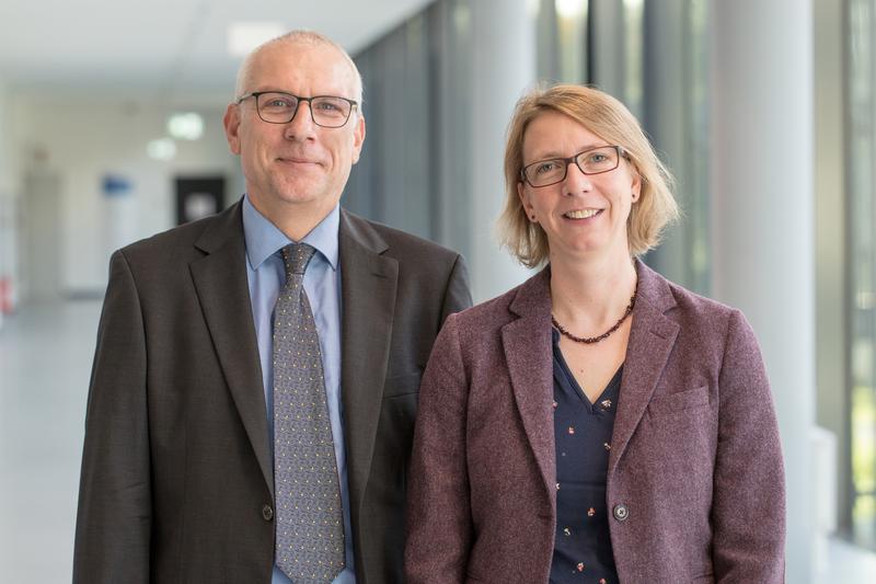 Prof. Dr. Michael Feldbrügge (l.) von der HHU ist Sprecher, Prof. Dr. Julia Frunzke vom Forschungszentrum Jülich und der HHU ist Ko-Sprecherin des SFB 1535 „Microbial networking – from organelles to cross-kingdom communities“. 