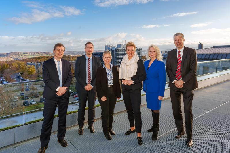 Ministerin Ina Brandes (4.v.l.) mit Rektorin Ada Pellert (5.v.l.), Kanzlerin Birgit Rimpo-Repp (3.v.l.) und den Prorektoren Uwe Elsholz, Stefan Stürmer und Stefan Smolnik (v.l.)