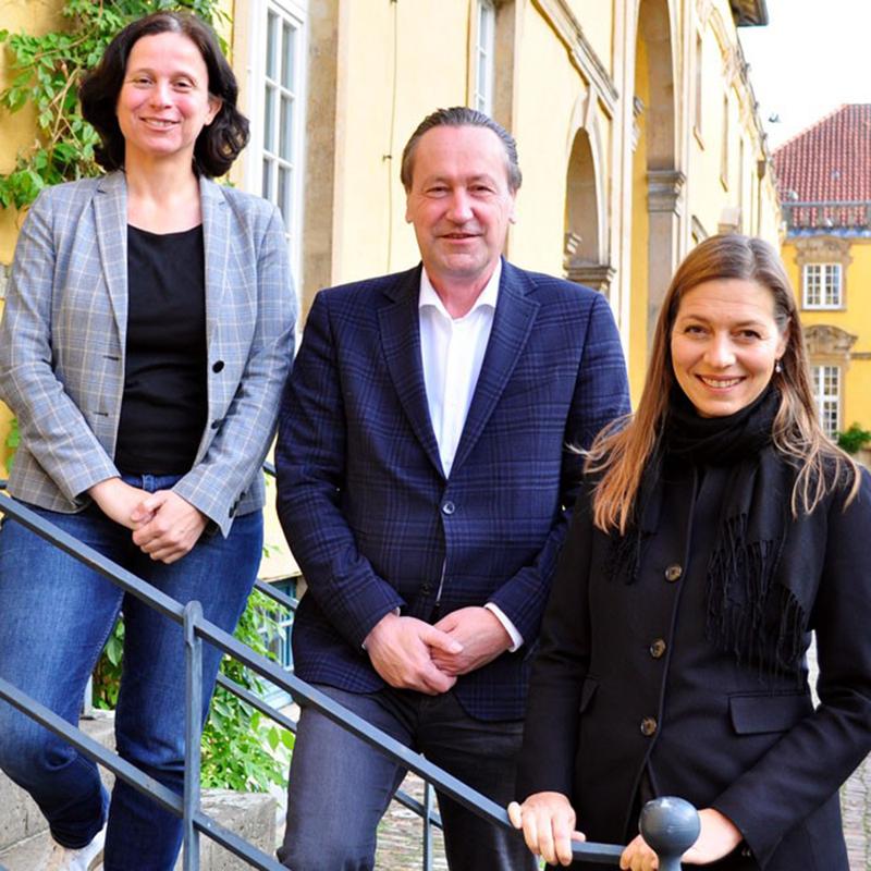 Freuen sich über die Kooperation: Prof. Dr. Barbara Sturm, wissenschaftliche Direktorin des ATB Potsdam; Universitätsvizepräsident Prof. Dr. Kai-Uwe Kühnberger und Universitätspräsidentin Prof. Dr. Susanne Menzel-Riedl (v.l.). 