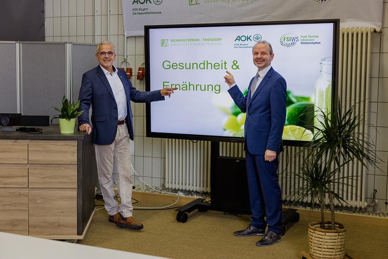 HSWT-Präsident Dr. Eric Veulliet (l.) und AOK-Direktor Heinrich Hecht kündigen bei der Eröffnung des ‚Digital Lecture Lab‘ die Vortragsreihe ‚Gesundheit und Ernährung‘ an.