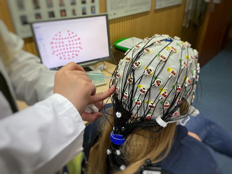 The EEG measurement shows that the preparation for action starts in the working memory before the task is known.