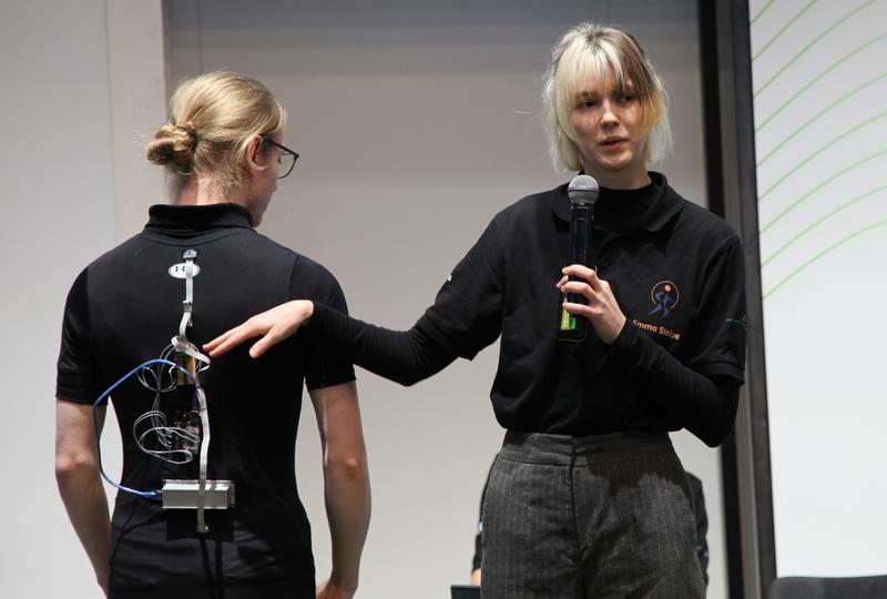Die Studentin Emma Stolpe präsentiert auf der Weltleitmesse der Elektronik electronica das intelligente T-Shirt