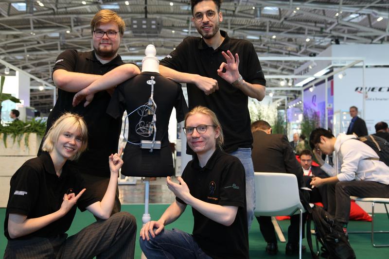 Die Entwickler des intelligenten T-Shirts Emma Stolpe, Michael Jung, Mohamed Elsayed und Simon Leiniger