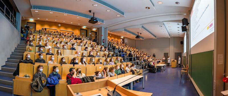 Volle Hörsäle zu den Halleschen OP-Wochen