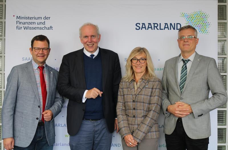 zfh-Leitungsteam besucht Wissenschaftsminister des Saarlandes, Jakob von Weizsäcker (2.v.l.) - Prof. Dr. Ralf Haderlein, Leiter des zfh (li), Dr. Margot Klinkner, stv. Geschäftsführerin zfh (2.v.r) und Marc Bludau, Gschäftsführer zfh (re) 