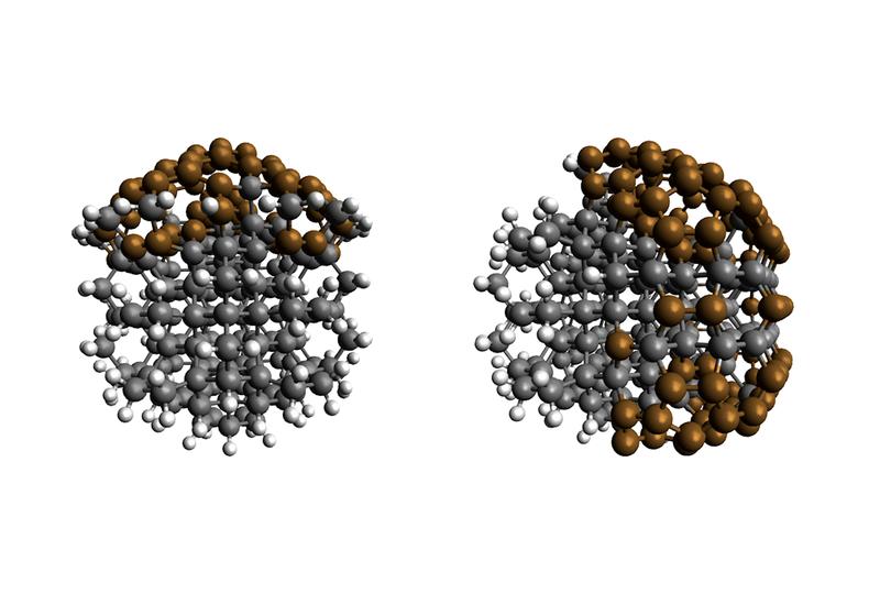 Die Illustration zeigt zwei Varianten von Nano-Diamant-Materialien mit unterschiedlichen Oberflächen: C230H106 links, C286H68  rechts. Sp3-C-Atome (Diamant) schwarz, sp3x C-Atome (Fulleren-artig) braun, H-Atome: Hellgrau. 