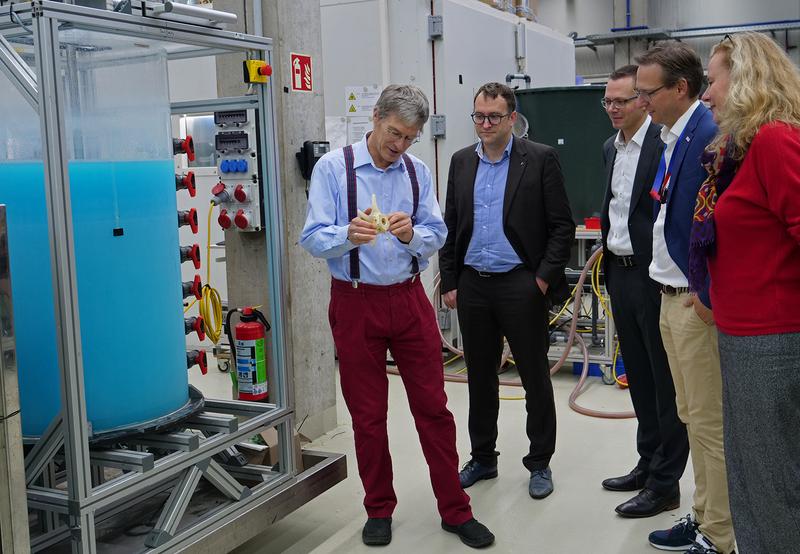 Prof. Dr.-Ing. habil. Michael Kauffeld stellt am Institut für Kälte-, Klima- und Umwelttechnik zum Thema Eisbrei als Kältemittel ein Teilprojekt aus der Bionik vor 