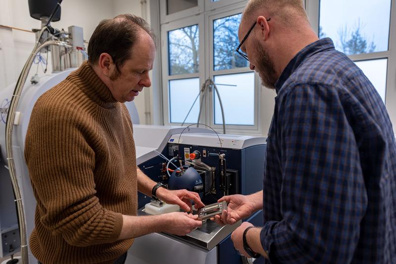 Ein Laser, gekoppelt an ein Massenspektrometer, hilft Dr. Lars Wörmer (links) und Prof. Kai-Uwe Hinrichs dabei, die Lipid-Biomarker in jeder Millimeter breiten Schicht zu entschlüsseln. Foto: MARUM, Universität Bre