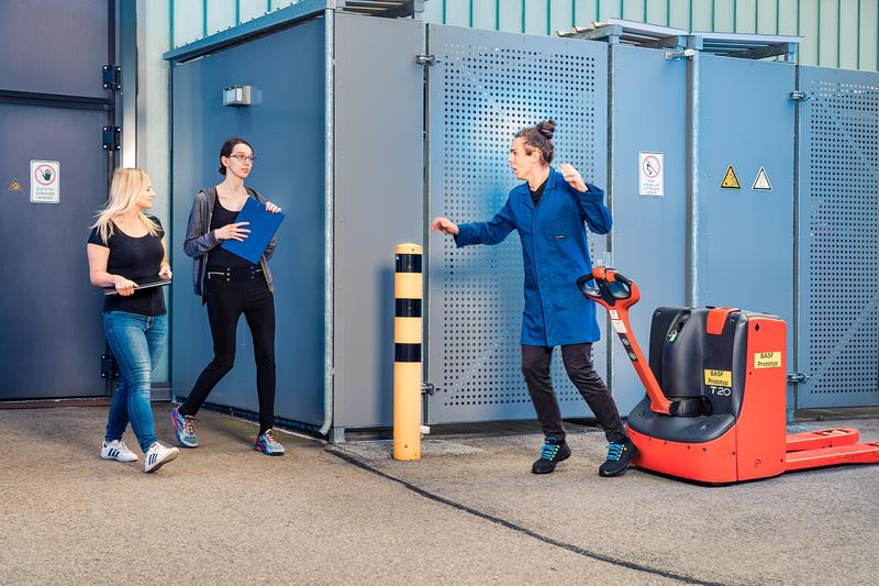 In Lagerhallen können Flurförderfahrzeuge immer wieder Unfälle verursachen. 