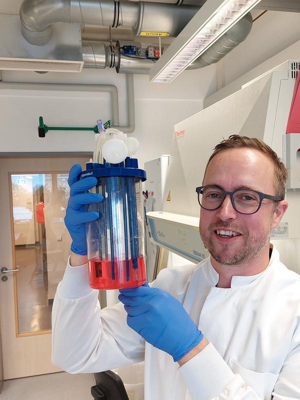 Prof. Lachmann uses different scalable systems to continuously produce specific mature human immune cells from induced pluripotent stem cells.