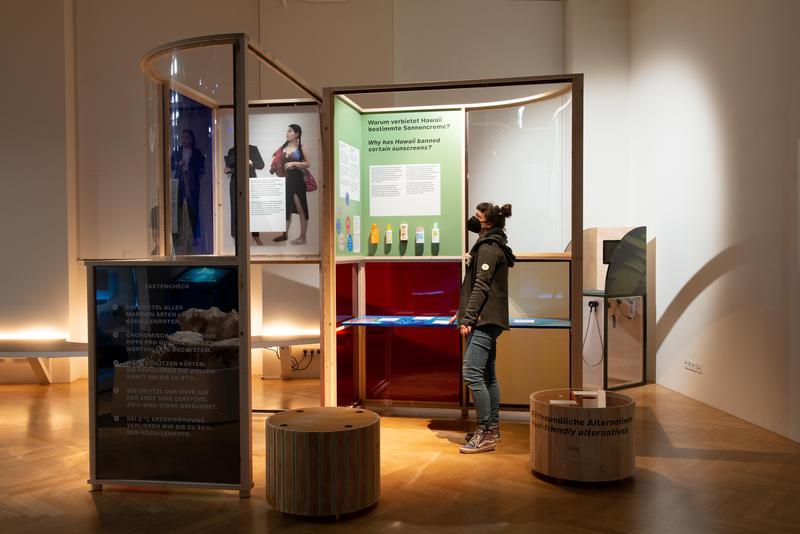 Der Senckenberg Jugendbeirat hat an dem Ausstellungsprojekt mitgearbeitet. Die Jugendlichen haben aktuelle Fragen zum Riffschutz gestellt und stellen ihre Ergebnisse im Display–Modul vor.