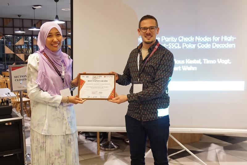 Lucas Johannsen erhielt die Auszeichnung von Dr. Norulhusna Ahmad (Razak Faculty of Technology and Informatics, Universiti Teknologi Malaysia, Kuala Lumpur), der Vorsitzenden der SOFTT2022. 
