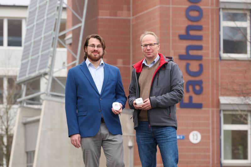 Benjamin Mahler (links) und Prof. Dr. Ralf Patz wollen mit ihrem smarten IntelliGrid-Stecker grünen Strom besser nutzbar machen. 