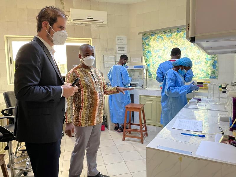 Prof. Dr. Jan Felix Drexler (links) und Kooperationspartner Dr. Anges Yadouleton (Mitte) im Referenzlabor für hämorrhagische Fieber in Benin