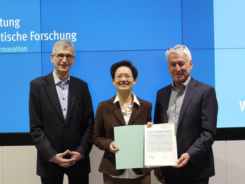  Vorschlag Bildunterschrift:  Freuen sich mit Dr. Yuan-Na Lin (Mitte) über die Auszeichnung mit dem Graduiertenstipendium 2022 der Novartis-Stipendium für therapeutische Forschung: Prof. Thomas Seufferlein (l.) und Dekan Prof. Thomas Wirth (r.)