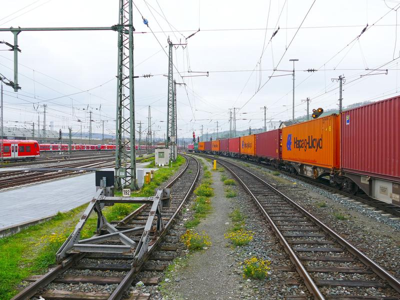 Eine Herausforderung für den Bahnbetrieb: sehr lange Güterzüge. 