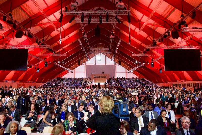 Die Delegierten der COP21-Klimakonferenz in Paris 2015 versammeln sich im Plenarsaal. Die neue Berner Methode ist ein verlässliches Planungsinstrument für den Weg zum damals festgelegten Pariser Klimaziel.