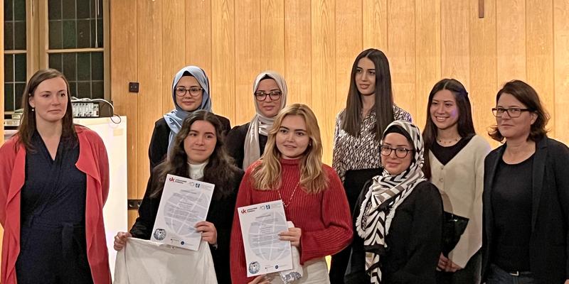 Übergabe der Stipendien. Vordere Reihe von links: Anne Quander, Sofìa Vallejo Sanillán, Ana Sofia Amaya, Esma Nur Uzunoğlu.  Hintere Reihe von links: Seda Nur Uzunoğlu, Esra Nur Uzunoğlu, Argine Badalyan, Johanna Valverde, Pia Dekorsy.