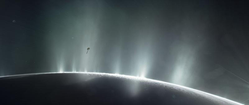 Künstliche Darstellung der Raumsonde Cassini, die beim Durchflug der Eisfontänen des Saturnmondes Enceladus ausgestoßene Eiskörner analysiert.