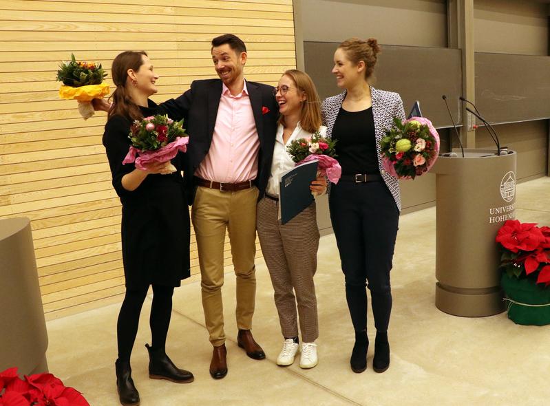 Der Hohenheimer Lehrpreis 2022 geht an (v.l.): Dr. Maren Podszun, Dr. Manfred Schoch, Dr. Valerie Graf-Drasch, Dr. Julia Lanzl sowie (nicht im Bild) Dr. Franziska Delgas