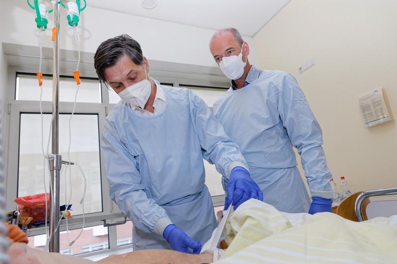 Entschieden sich zum Einsatz von Phagen: Professor Dr. Dr. Volker Alt (l.) und Professor Dr. Dr. André Gessner.