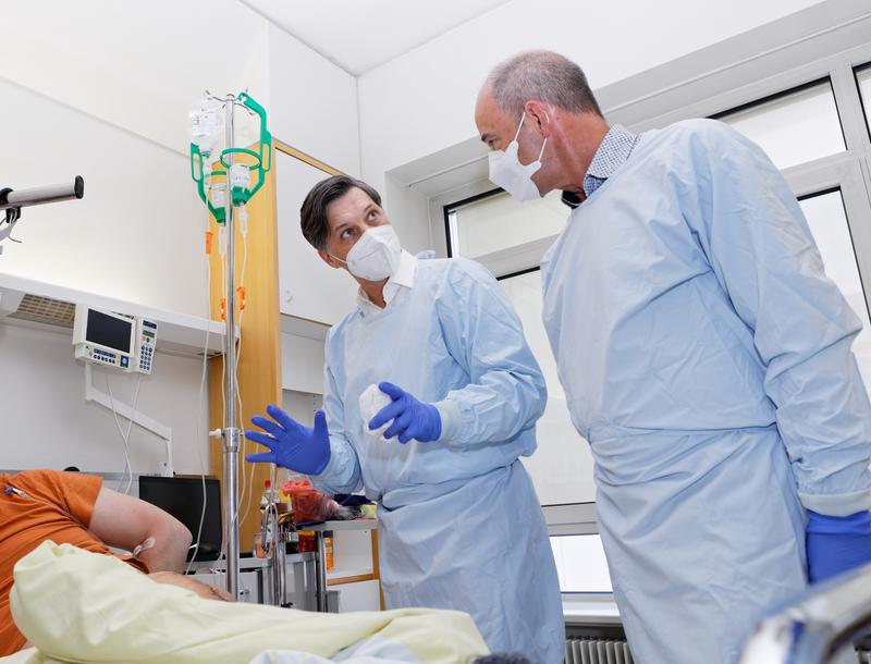 Professor Dr. Dr. Volker Alt (l.) und Professor Dr. Dr. André Gessner prüfen den Erfolg der Phagentherapie.