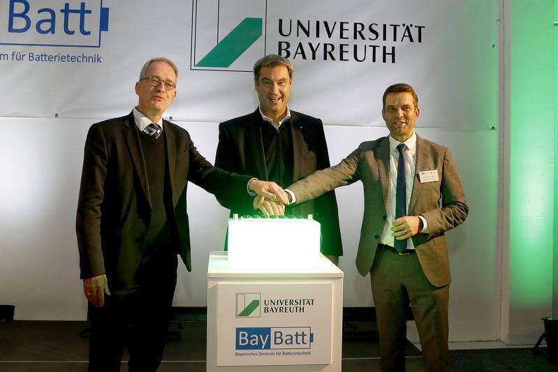 Universitätspräsident Prof. Dr. Stefan Leible, Ministerpräsident Dr. Markus Söder und BayBatt-Direktor Prof. Dr.-Ing. Markus Danzer (v. l.) geben das Startsignal.
