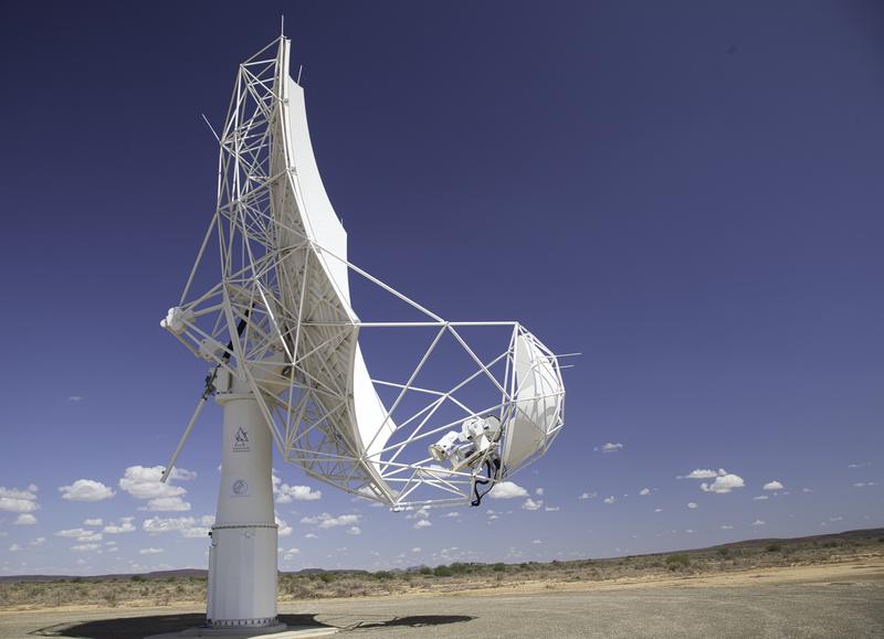 Das SKA-Max-Planck-Demonstrationsteleskop am südafrikanischen SKA-Standort in der Karoo-Halbwüste.  