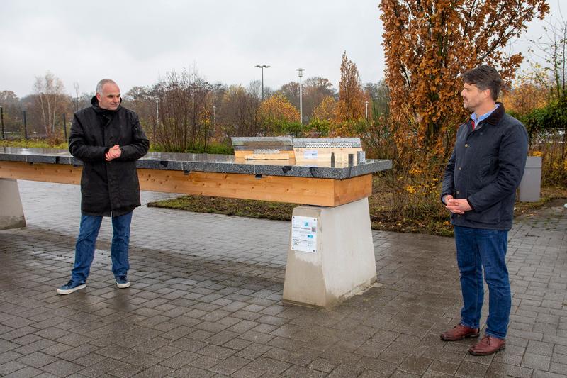 Die beiden Projektleiter Prof. Dr. Andreas Laubach (links) und Prof. Tim Göckel stellten die Vorzüge des Holz-Granit-Verbundträgers vor.