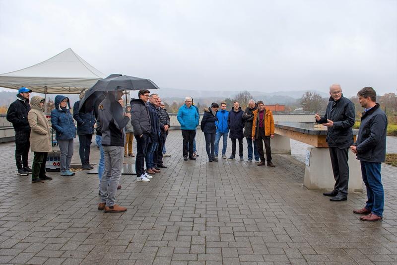 Prof. Tim Göckel (rechts) und Prof. Dr. Karl Stoffel (2. von rechts) bei der Vorstellung des Holz-Verbund-Trägers.