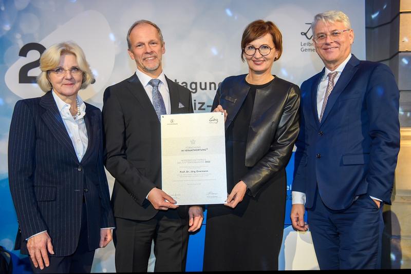 Von links nach rechts: Präsidentin der Leibniz-Gemeinschaft Prof. Dr. Martina Brockmeier, Preisträger Prof. Dr. Jörg Overmann, Bundesministerin Bettina Stark-Watzinger, Generalsekretär des Stifterverbandes Dr. Volker Meyer-Guckel 