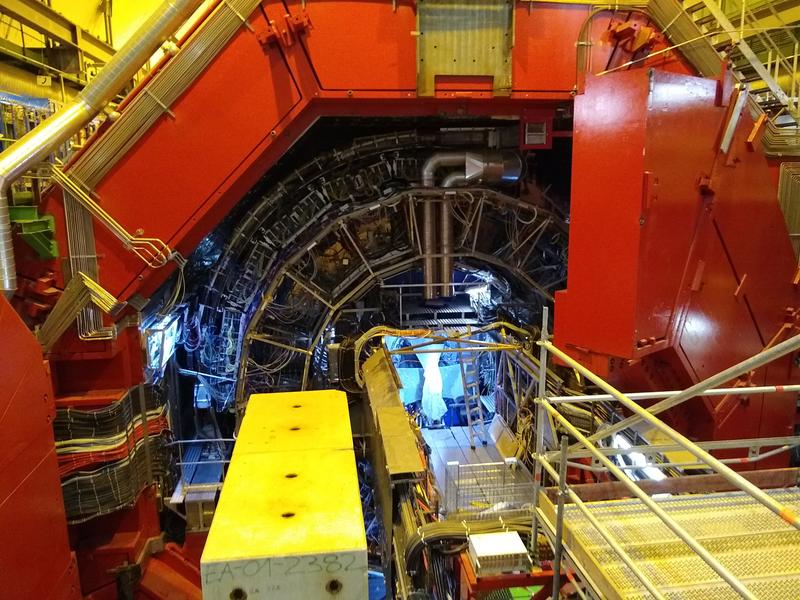 Der ALICE-Detektor wird für das Upgrade geöffnet.