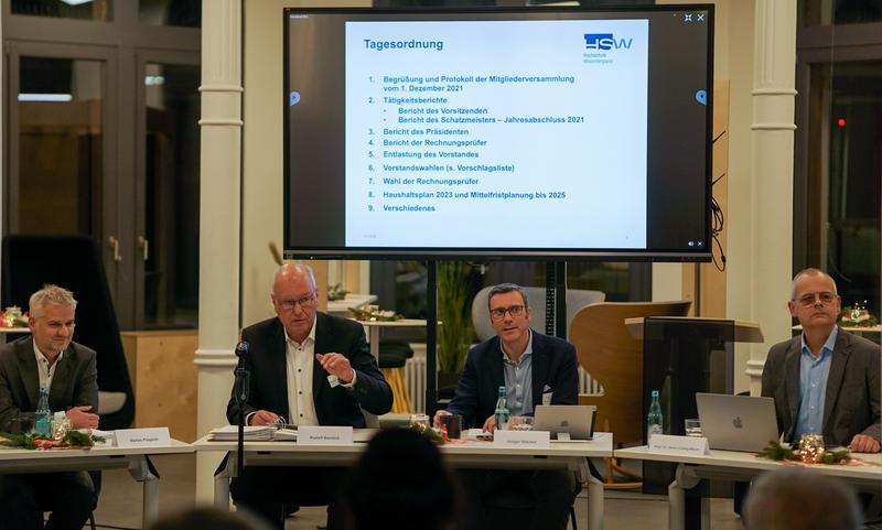 Torsten Schulte, Stefan Pospich, Rudolf Bandick, der neue Vorsitzende Holger Stöcker sowie Hochschulpräsident Prof. Dr. Hans Ludwig Meyer. 