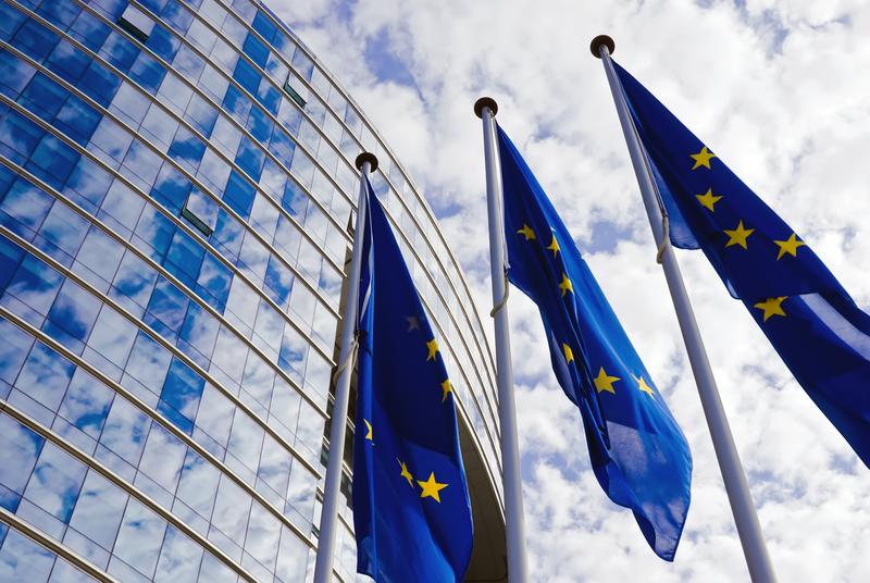 EU-Flaggen von einem Gebäude in Brüssel