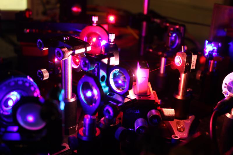 Das LZH entwickelt für das Projekt QSPEC neuartige Laserstrahlquellen, mit denen Quantenfrequenzkämme erzeugt werden können.