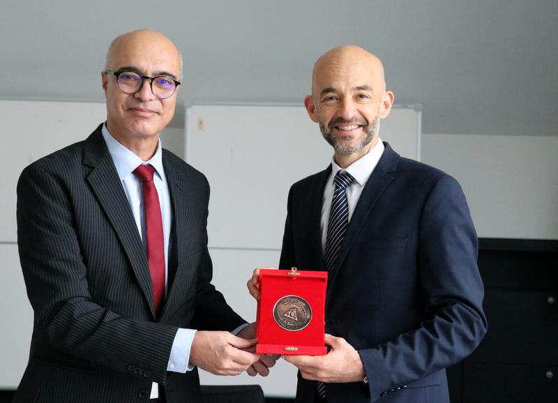 HWR Berlin-Präsident Prof. Dr. Andreas Zaby (rechts) und Prof. Dr. Moez Chafra, Präsident der Université de Tunis El Manar, unterzeichnen Vereinbarung zur Erweiterung der Zusammenarbeit.