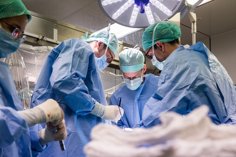 USZ surgeon team in the operating theater