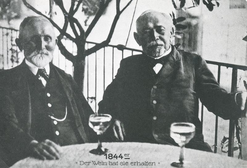 Die Rheinschifffahrtskapitäne F. Werr und D. Napp aus Kaub geniessen ihren Ruhestand. Sie fuhren auf den Schiffen BORUSSIA (1899-1921), KAISER WILHELM (1871-1912) und KAISERIN VIKTORIA (1899-1921). ( Archivnummer RMK00311)
