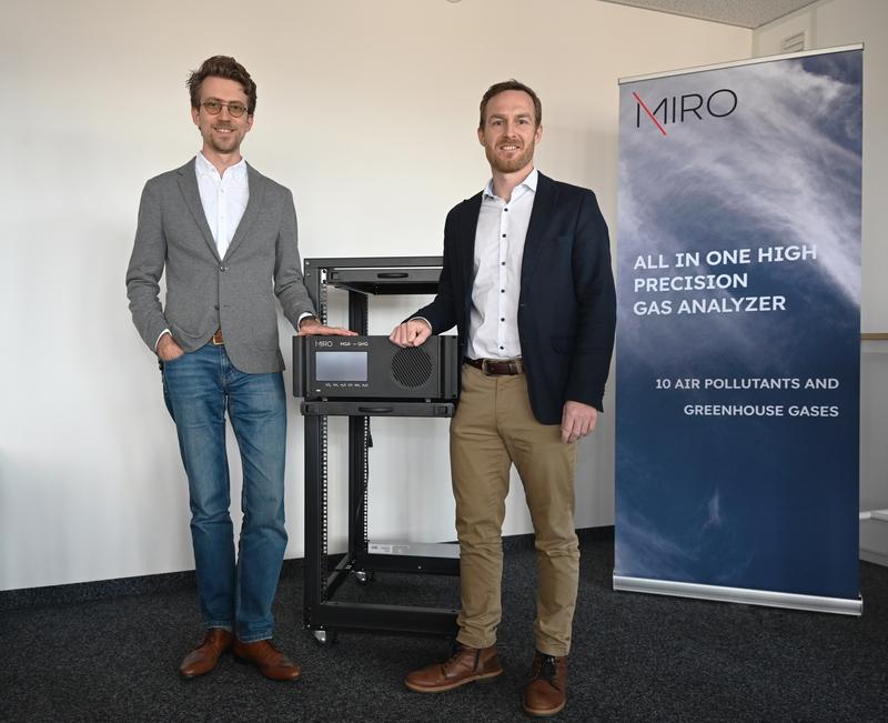 MIRO Analytical founders Morten Hundt and Oleg Aseev with one of their devices. 