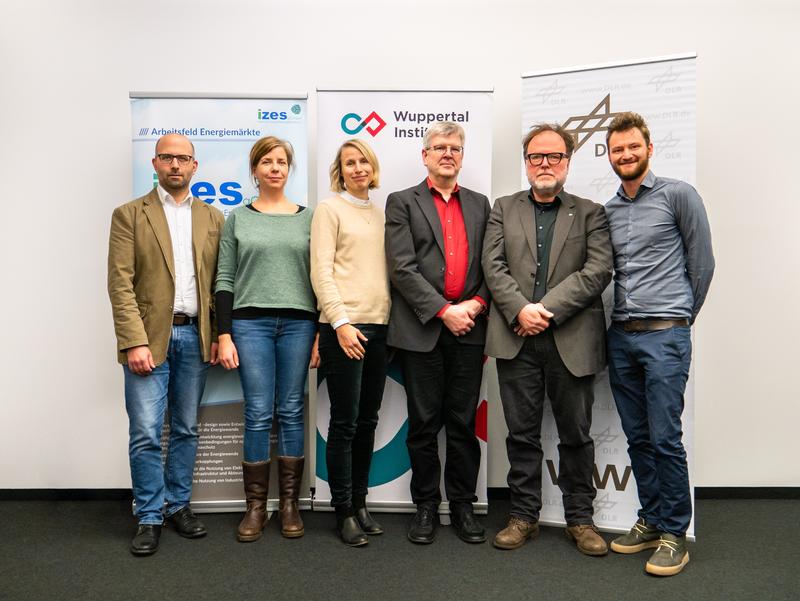 MENA-Fuels-Abschlussevent am 6. Dezember (v.l.): Juri Horst (IZES), Christine Krüger, Dr. Julia Terrapon-Pfaff und PD Dr. Peter Viebahn (Wuppertal Institut) sowie Jürgen Kern und Josua Braun (DLR).