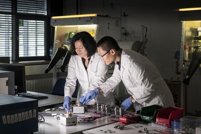 Zhirong Zhao-Karger (links) forscht im Projekt CaSino an der Verbesserung eines Elektrolyten für Calcium-Schwefel-Batterien. (Foto: Markus Breig, KIT)