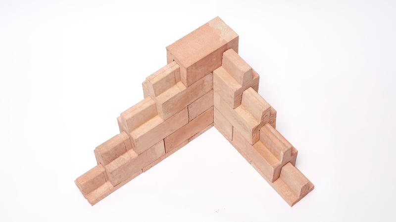Die Produktdesignerin entwickelte ein Trockenstapelsystem für Mauersteine bei dem komplett auf Mörtel verzichtet werden kann.