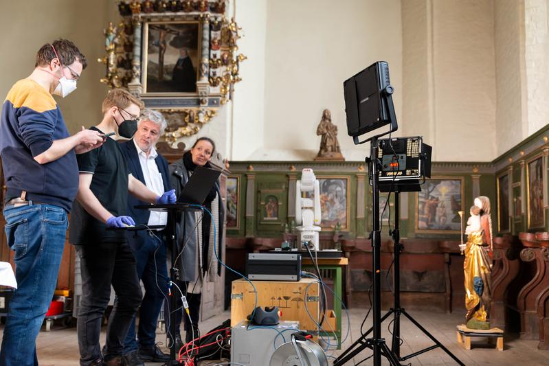 Jochen Taiber, Cornelius Mach, Prof. Dr. Martin Koch (all University Marburg), and Dr. Kirsti Krügener (HAWK) (from left to right) characterize the Mary figure with terahertz radiation for the second time at Isenhagen Monastry