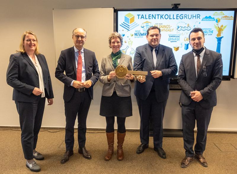 Eröffnung TalentKollegs Ruhr in Oberhausen. v.l. Dörte Delberg-Ziepke, Staatssekretär Dr. Urban Mauer, HRW Präsidentin Prof. Dr.-Ing. Susanne Staude, Oberbürgermeister Daniel Schranz, Yusuf Bayzit